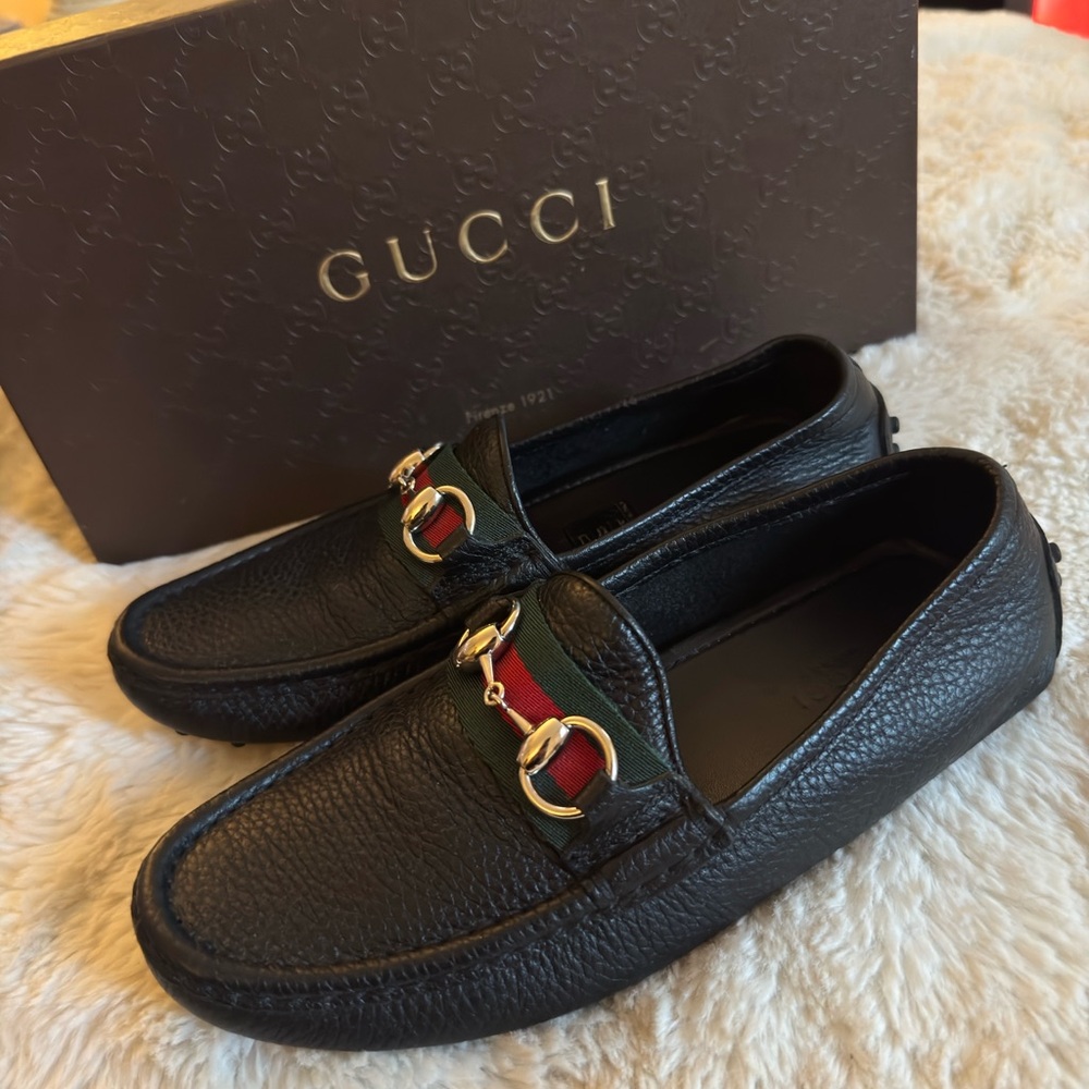 Gucci Black Leather Loafers with Gold and Red-Green Detail.